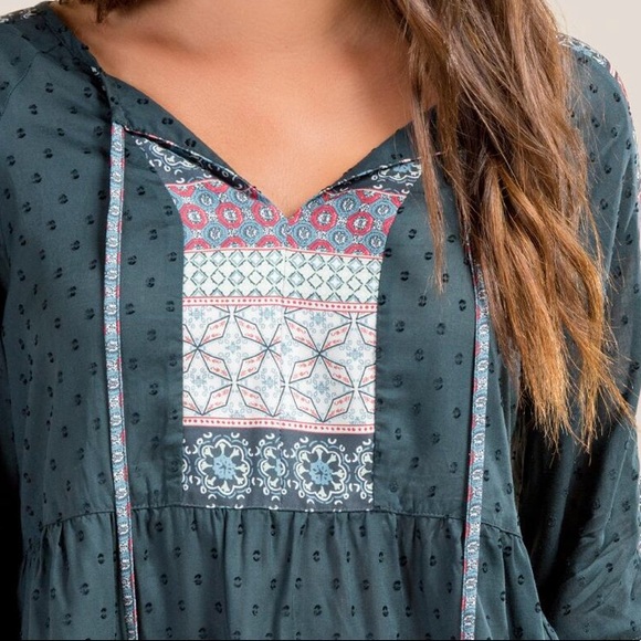 Francesca’s ivory green blouse - Picture 3 of 4